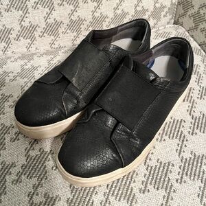 Black Dr. Scholl’s slip-ons
